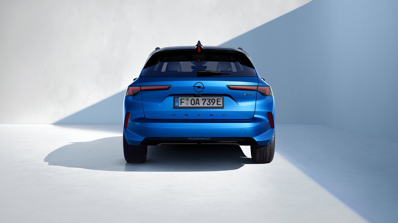 Rückansicht eines blauen Opel Astra Sports Tourer